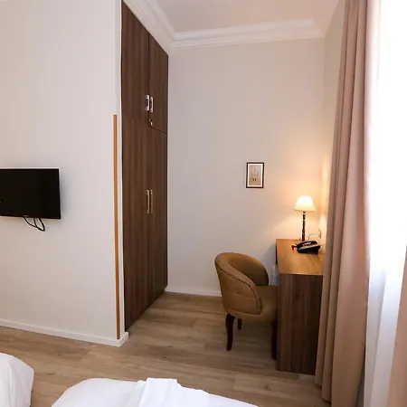 Hermes 4* Tirana